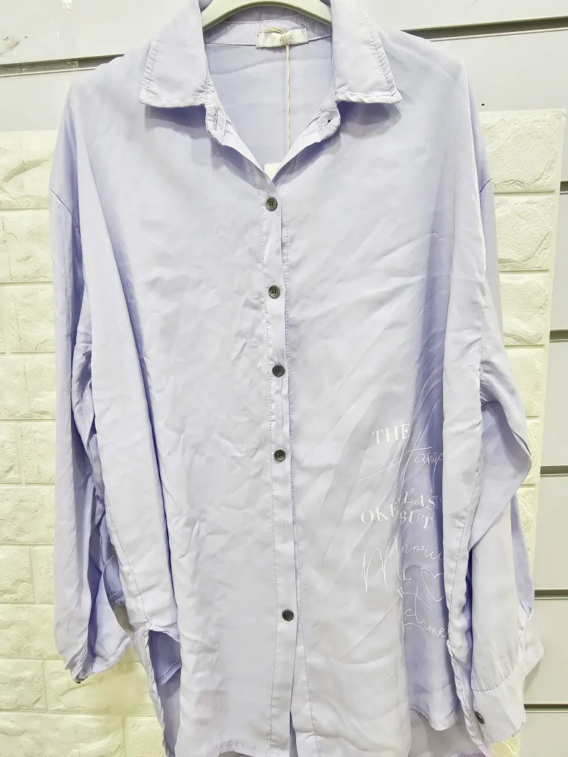 OVERSIZE-Hemd aus Satin-Viskose mit Schriftzug